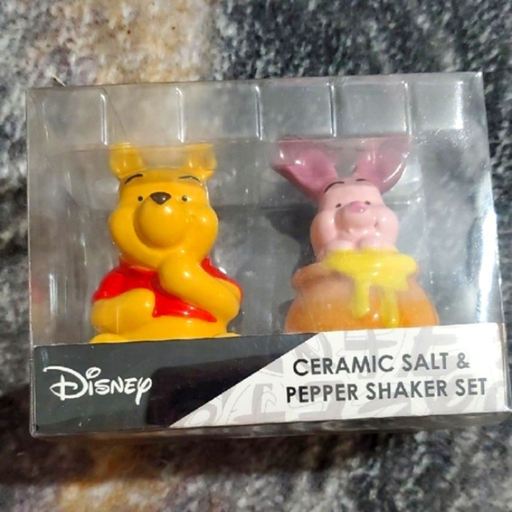 Disney Winne the Pooh & Piglet Ceramic Salt And Pepper Shaker Set NIB